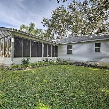 Inviting Lady Lake House In The Village!